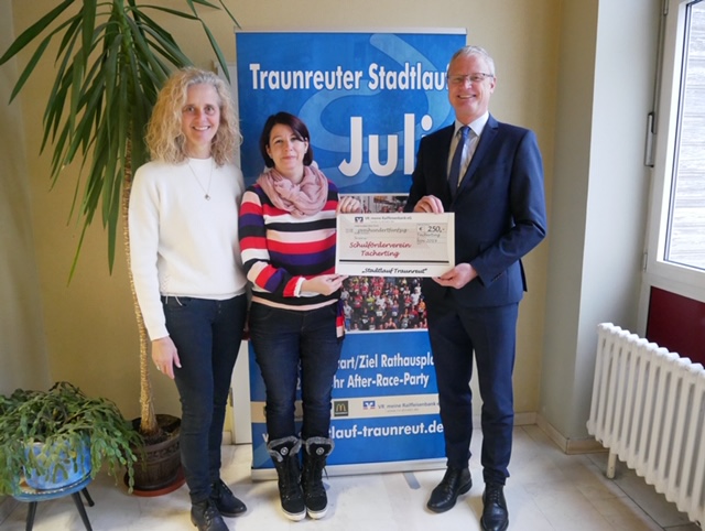 Spendenübergabe Tacherting P1000260.JPG